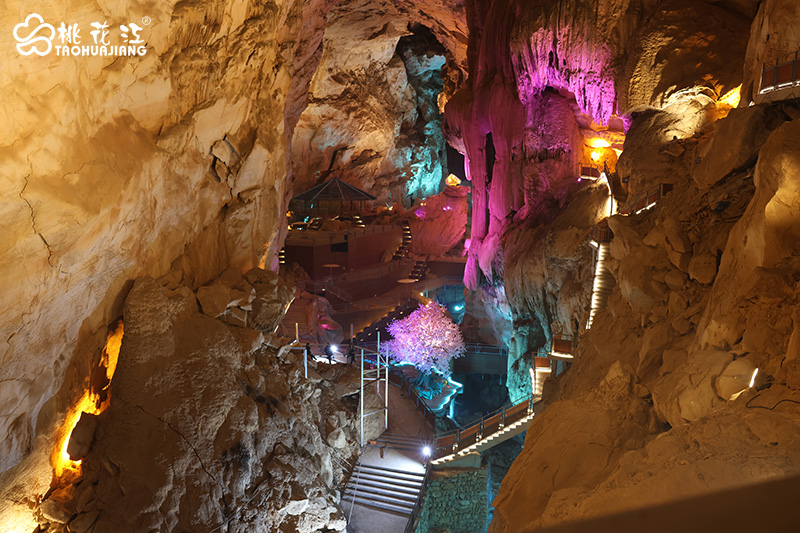 青云洞內(nèi)的桃花江棧道竹木地板 青云洞內(nèi)的桃花江棧道竹木地板