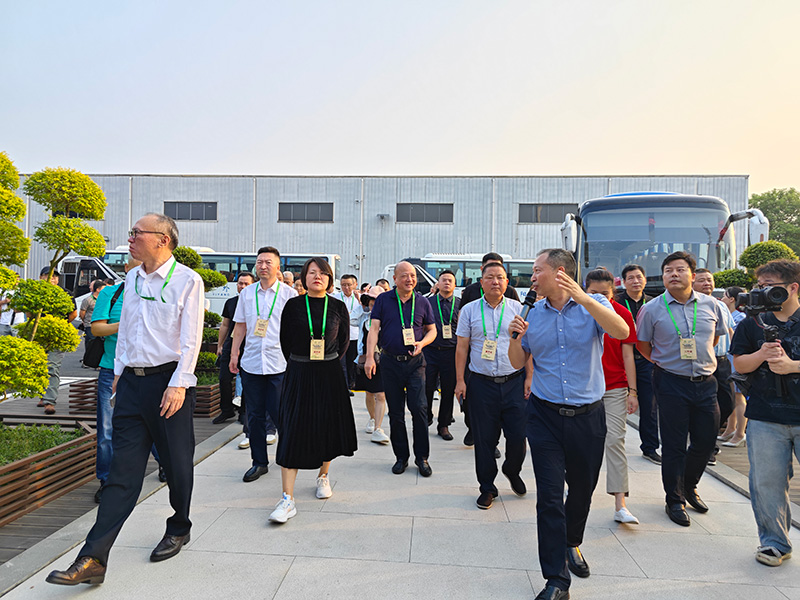300余位嘉賓在薛董事長陪同下參觀構(gòu)花江竹結(jié)構(gòu)科技示范樓 300余位嘉賓在薛董事長陪同下參觀構(gòu)花江竹結(jié)構(gòu)科技示范樓