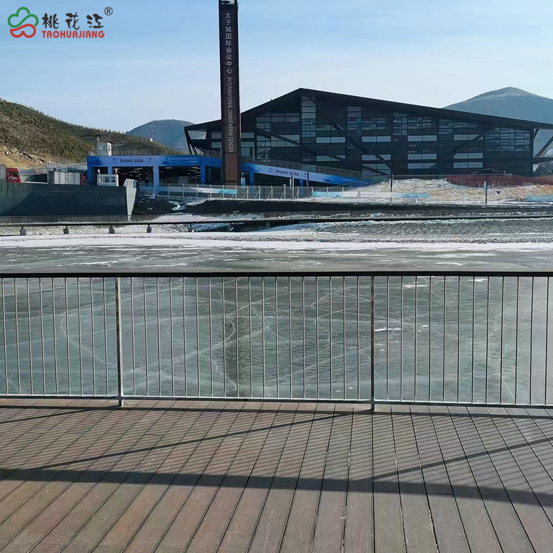 環(huán)湖棧道上的竹木地板和竹木扶手 環(huán)湖棧道上的竹木地板和竹木扶手