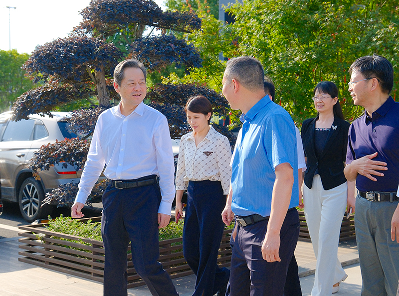 省政協(xié)副主席虢正貴來桃花江竹材調(diào)研，公司董事長陪同介紹